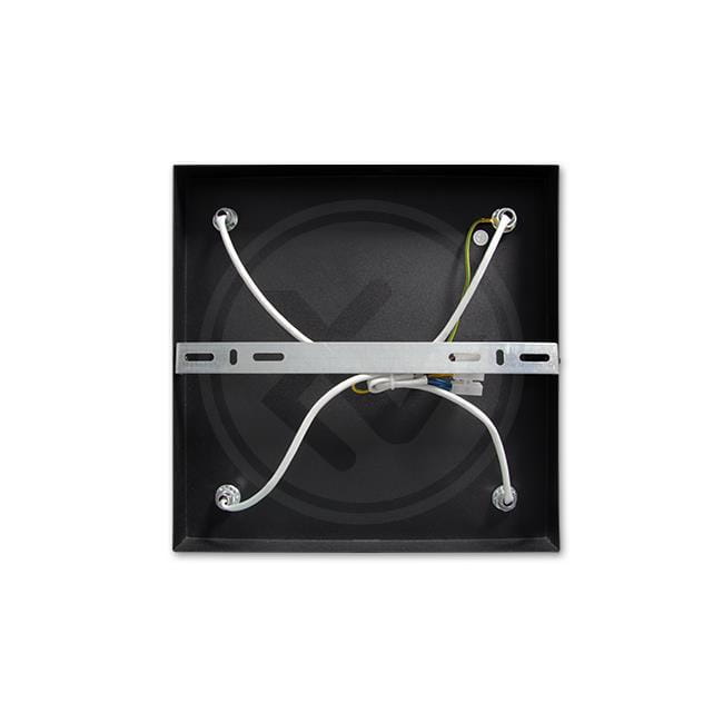 Czarna lampa sufitowa Bardo, 4-punktowa, widok od góry. Widoczne metalowe mocowania oraz przewody elektryczne. Prosta, kwadratowa konstrukcja z matowym wykończeniem. Idealna do nowoczesnych wnętrz.