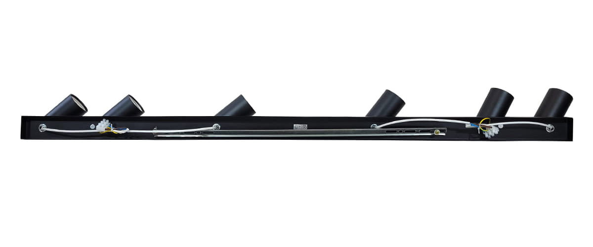 Lampa sufitowa Bardo, 6-punktowa, w kolorze czarnym i chromowanym. Ułożona poziomo, z sześcioma reflektorami w kształcie cylindrów, zamontowana na prostokątnej podstawie. Widoczne przewody elektryczne i elementy mocujące.