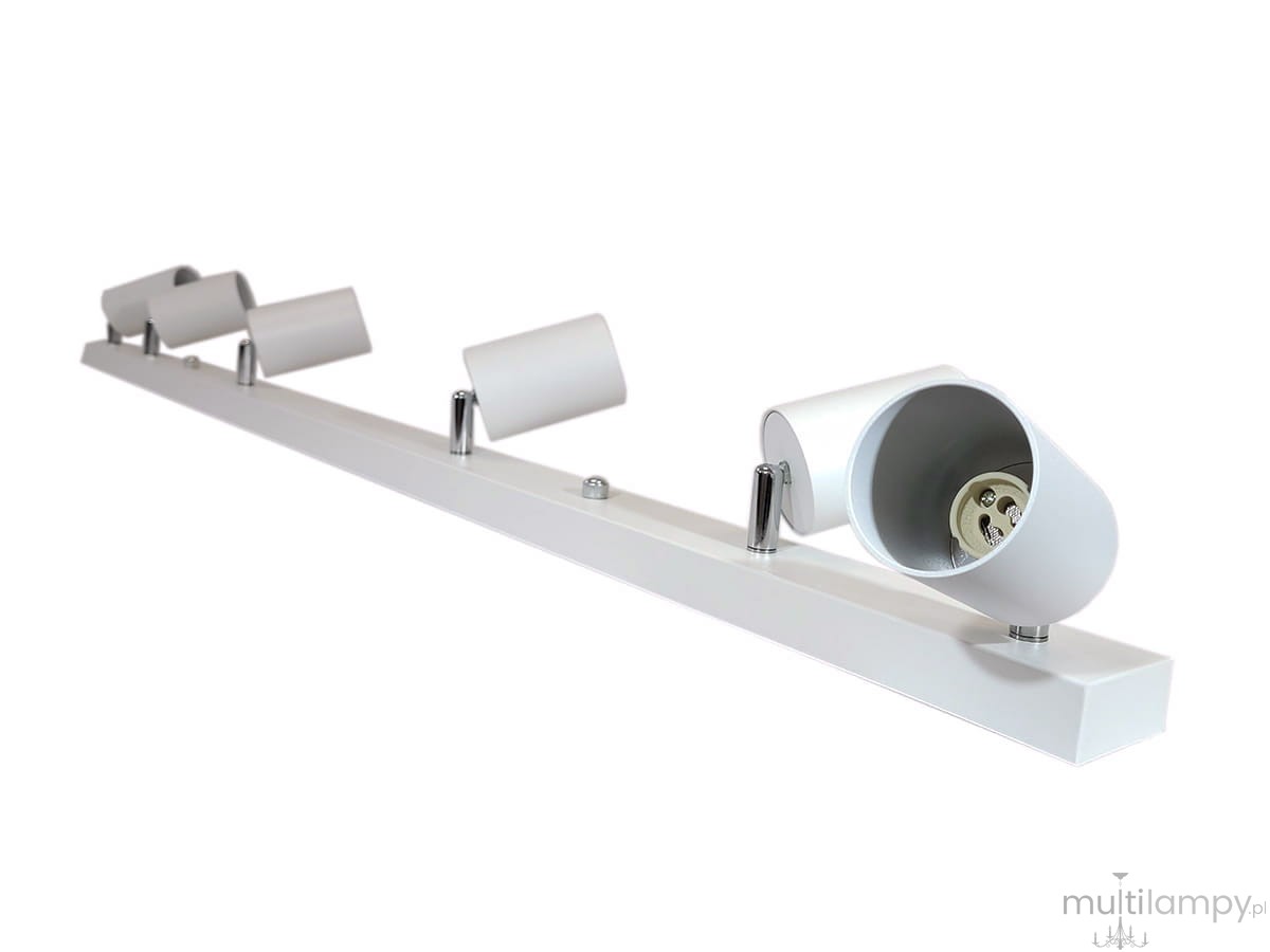 Bardo lampa sufitowa 6-punktowa w kolorze białym i chromowanym. Składa się z prostokątnej listwy z sześcioma ruchomymi reflektorami w kształcie cylindrów. Widoczne gniazda na żarówki, zamontowana w pozycji poziomej. Tło proste, białe.