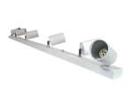 Bardo lampa sufitowa 6-punktowa w kolorze białym i chromowanym. Składa się z prostokątnej listwy z sześcioma ruchomymi reflektorami w kształcie cylindrów. Widoczne gniazda na żarówki, zamontowana w pozycji poziomej. Tło proste, białe.