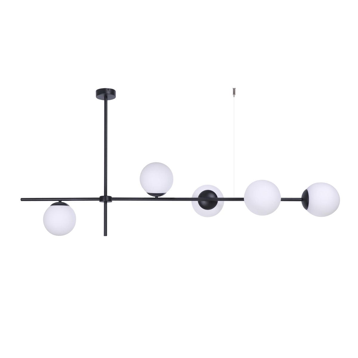 Lampa wisząca Vuelta 5-punktowa w kolorze czarnym. Konstrukcja z metalowych rur z pięcioma białymi kulistymi kloszami. Ujęcie z góry, produkt zwisa z sufitu, w nowoczesnym stylu. Tło jasne, jednolite.