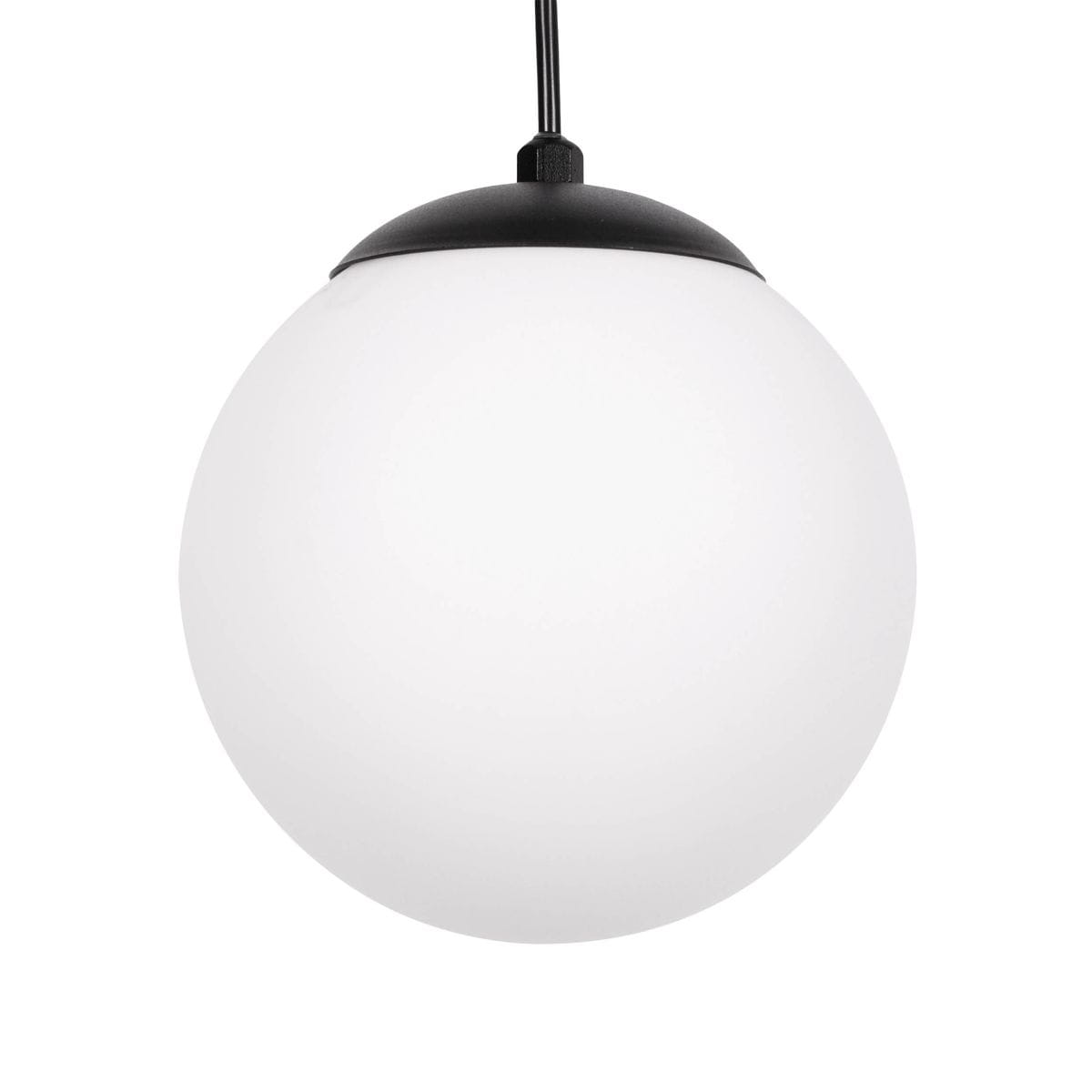 Czarna lampa wisząca Camina K-4746 z trzema punktami świetlnymi. Okrągła, mleczna kula z matowego szkła zawieszona na czarnym przewodzie. Prosty, nowoczesny design, idealna do aranżacji wnętrz.
