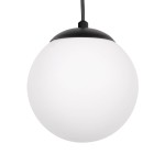 Czarna lampa wisząca Camina K-4746 z trzema punktami świetlnymi. Okrągła, mleczna kula z matowego szkła zawieszona na czarnym przewodzie. Prosty, nowoczesny design, idealna do aranżacji wnętrz.
