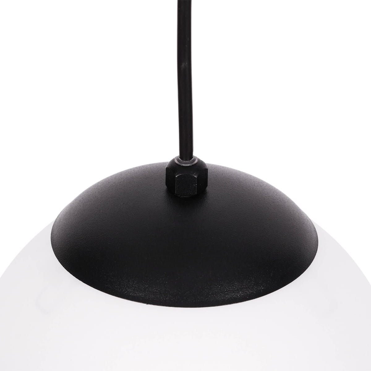 Czarna lampa wisząca Camina 3-punktowa z metalowym kloszem i białym szklanym wykończeniem. Ujęcie z góry, widoczny detal mocowania oraz kabel. Idealna do nowoczesnych wnętrz.