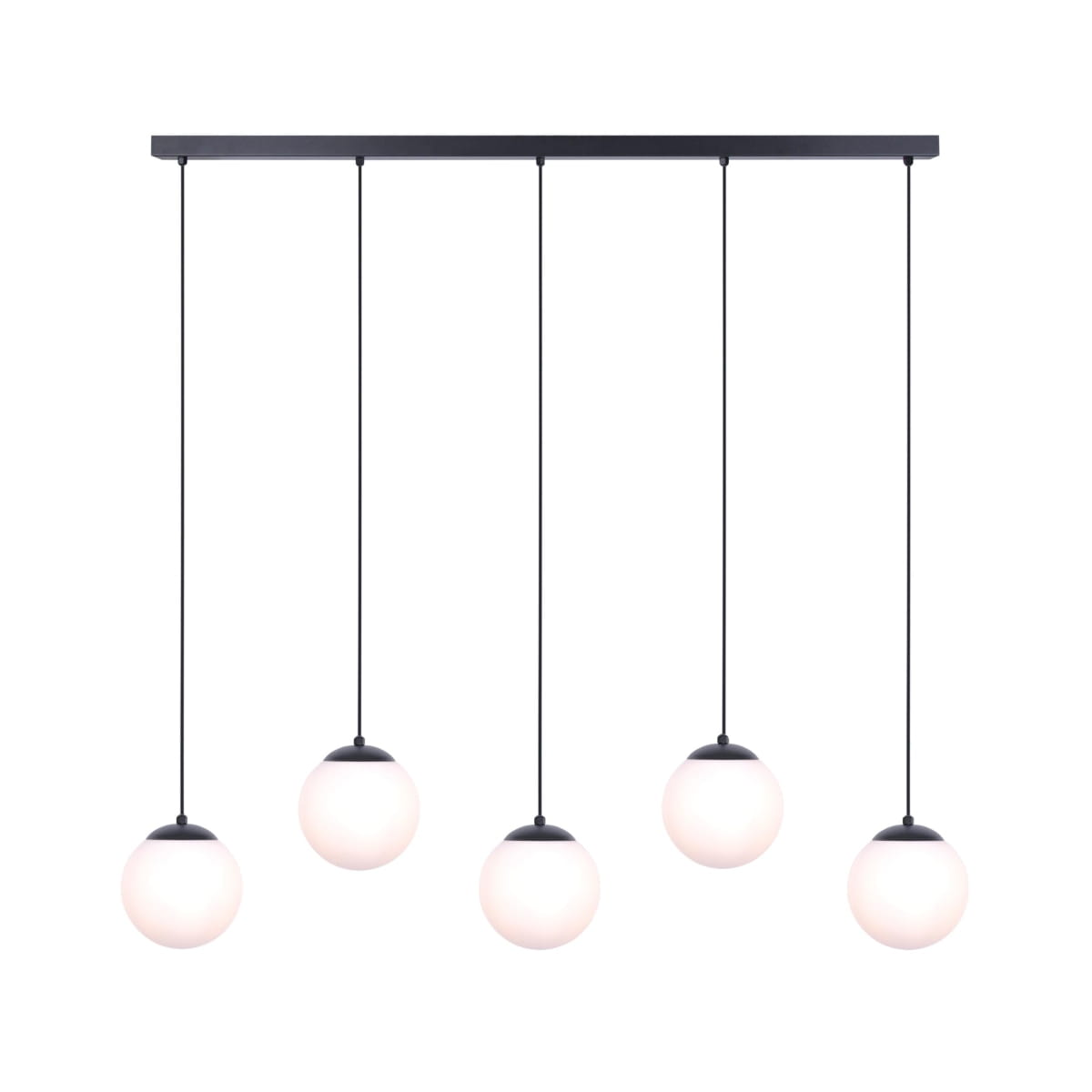 Lampa wisząca Camina 5-punktowa w kolorze czarnym, z pięcioma okrągłymi kloszami z mlecznego szkła, zawieszona na cienkich przewodach. Ułożona poziomo, na prostokątnej podstawie, idealna do nowoczesnych wnętrz.