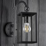 Malmo kinkiet elewacyjny ścienny 1-punktowy w kolorze grafitowym. Konstrukcja z metalowym korpusem i przezroczystym kloszem, zawieszony na zakrzywionym ramieniu. Widoczna żarówka o klasycznym kształcie, montowany na ścianie, na tle drewnianej faktury.