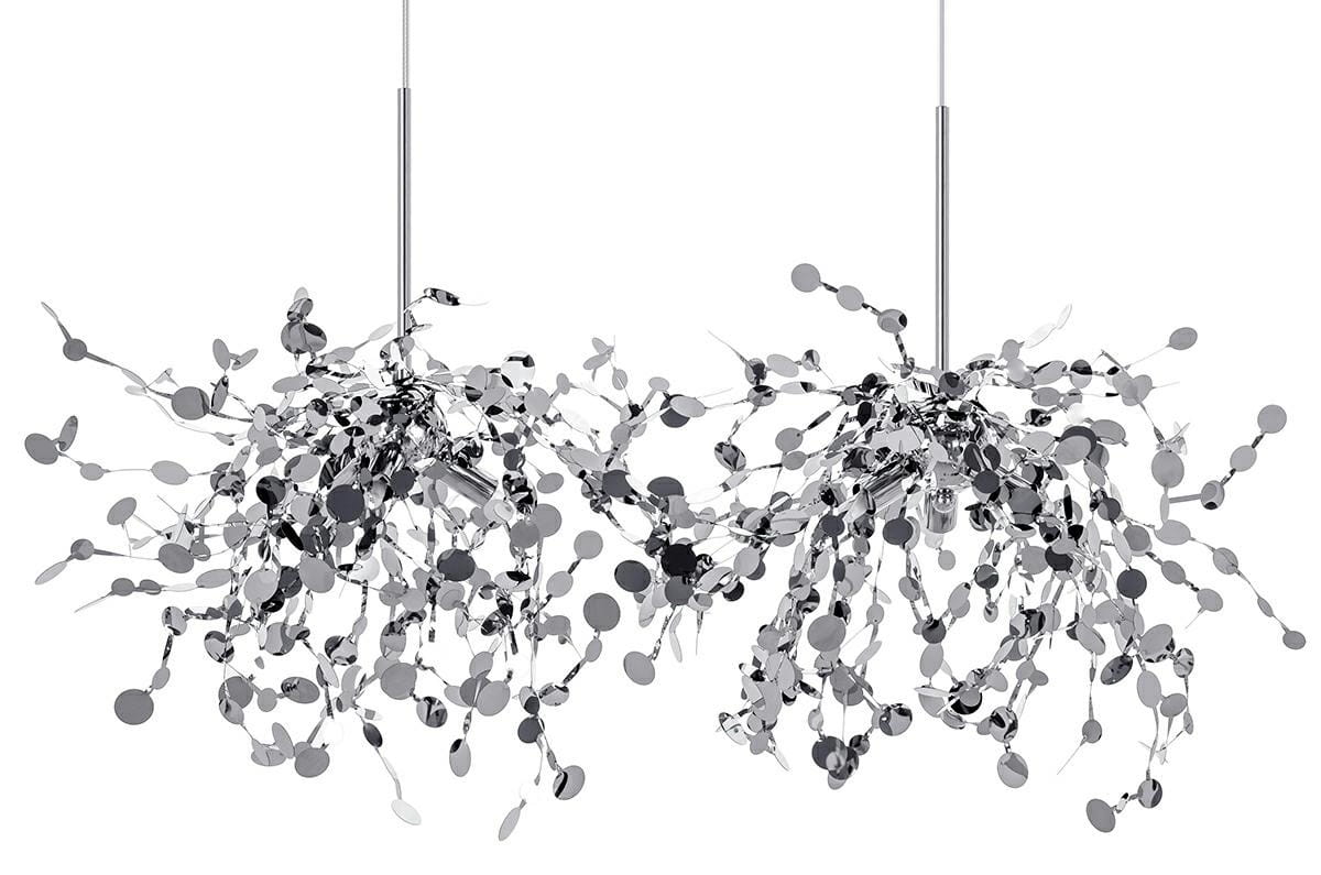 Lampa wisząca Monete 6-punktowa w chromie, o organicznej formie z metalicznymi detalami. Wyposażona w sześć źródeł światła, zawieszona na cienkich linkach. Wzór składający się z okrągłych elementów, tworzący efekt pnącza. Tło białe.