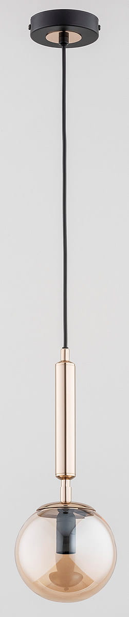 Lampa wisząca Volda Picolo 1-punktowa w kolorze czarnym i złotym. Okrągła szklana kula na metalowym uchwycie, zawieszona na czarnym kablu. Prosty, nowoczesny design, idealna do wnętrz.