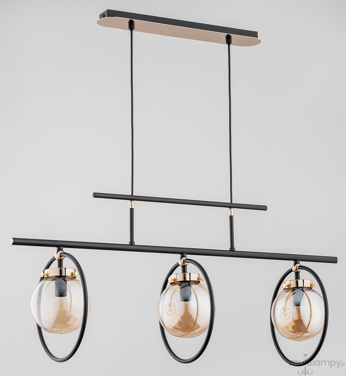 Lampa wisząca Vasido 3-punktowa w kolorze czarnym i złotym, z trzema szklanymi kloszami w formie kul. Ujęcie z przodu, produkt zawieszony na cienkich linkach, z metalowym stelażem w kształcie poziomego prostokąta.