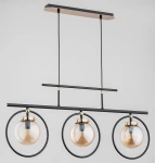 Lampa wisząca Vasido 3-punktowa w kolorze czarnym i złotym. Konstrukcja z metalowych rur, trzy przezroczyste kuliste klosze w złotym odcieniu zawieszone w okręgach. Prosta forma, zawieszona na prostokątnej podstawie. Tło jasne, minimalistyczne.