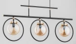 Lampa wisząca Vasido 3-punktowa w kolorze czarnym i złotym. Trzy szklane klosze w formie kul, zawieszone w okręgach, na prostokątnej metalowej konstrukcji. Ujęcie z przodu, na jednolitym tle.