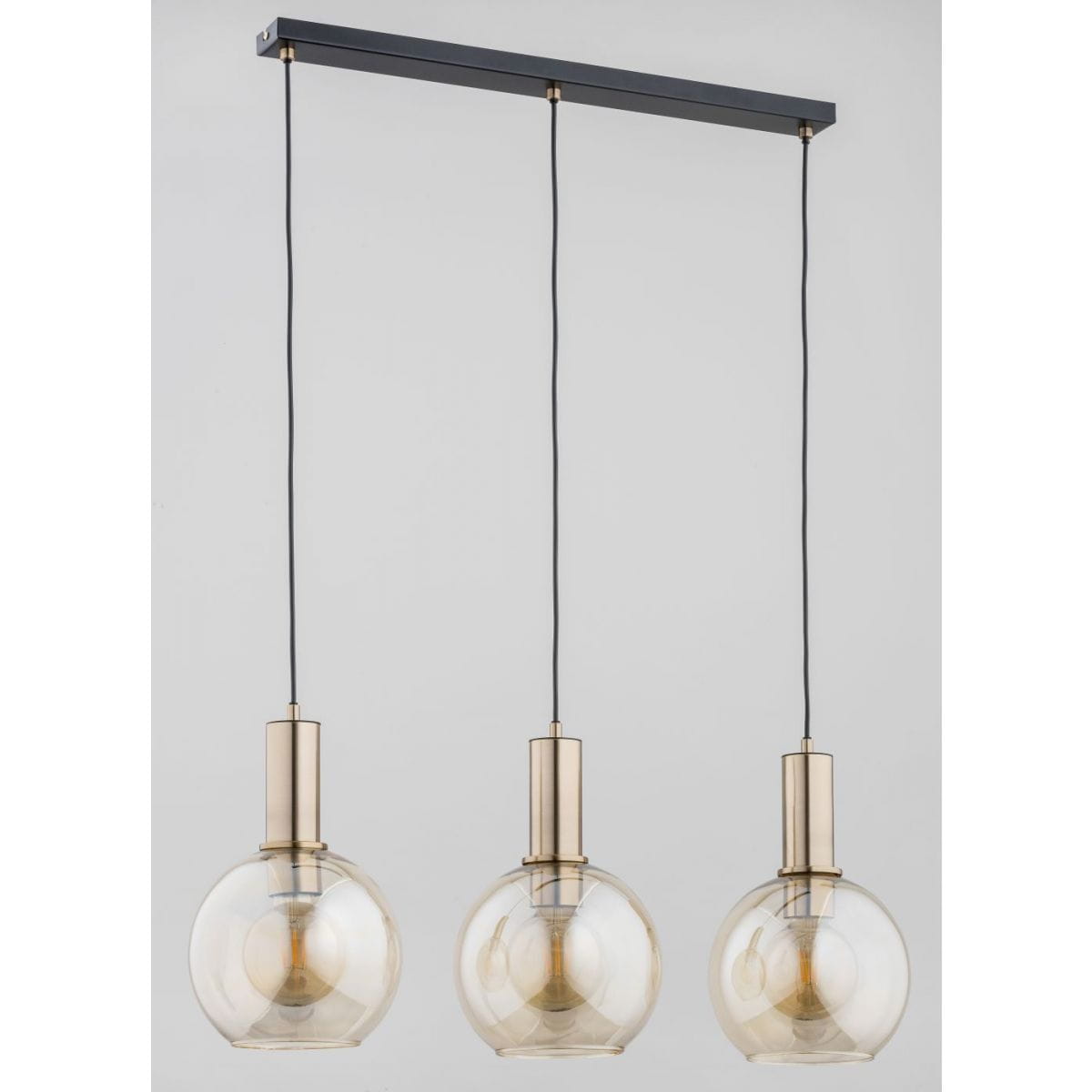 Lampa wisząca Darin 3-punktowa w kolorze czarnym i złotym, z trzema szklanymi kloszami w kształcie kul, zawieszonymi na czarnych przewodach. Klosze mają złote elementy mocujące, całość zamontowana na prostokątnej podstawie.