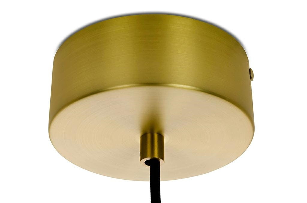 Mosiężna lampa wisząca Chaplin 360 LED, 1-punktowa, z płaskim, okrągłym kloszem. Ujęcie z dołu, pokazujące detal wykończenia oraz zawieszenie na czarnym przewodzie. Gładka powierzchnia z matowym wykończeniem.