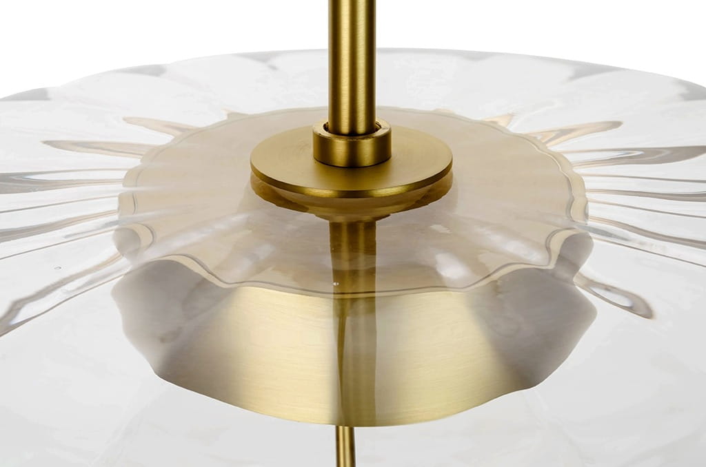 Lampa wisząca Chaplin 360 LED w kolorze mosiądzu, posiada przezroczystą szklaną osłonę z falistym kształtem. Widoczny jest centralny element montażowy oraz metalowy słup, tworzący elegancką całość.