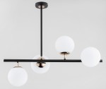 Lampa wisząca Luro White, 4-punktowa, z czarnym metalowym stelażem i złotymi detalami. Wyposażona w cztery okrągłe, matowe klosze w białym kolorze, zawieszona na długim, prostokątnym ramieniu. Ujęcie z góry, na jednolitym tle.