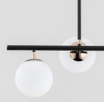 Luro White lampa wisząca 4-punktowa w kolorze czarnym i złotym. Składa się z czterech białych, okrągłych kloszy z matowego szkła, zawieszonych na czarnym metalowym stelażu z złotymi detalami. Ujęcie z przodu, na jednolitym szarym tle.