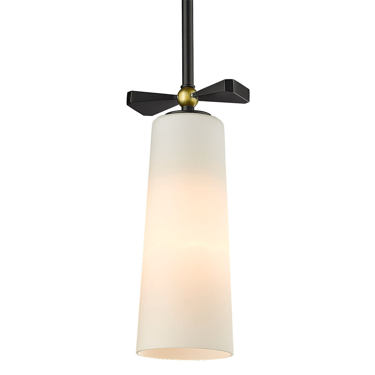 Lampa wisząca Bow w kolorze czarnym i mosiężnym, z białym, cylindrycznym kloszem. Ujęcie frontalne, lampa zawieszona na cienkim przewodzie, z dekoracyjnym elementem w postaci mosiężnego mocowania. Idealna do nowoczesnych wnętrz.