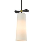 Lampa wisząca Bow w kolorze czarnym i mosiężnym, z białym, cylindrycznym kloszem. Ujęcie frontalne, lampa zawieszona na cienkim przewodzie, z dekoracyjnym elementem w postaci mosiężnego mocowania. Idealna do nowoczesnych wnętrz.