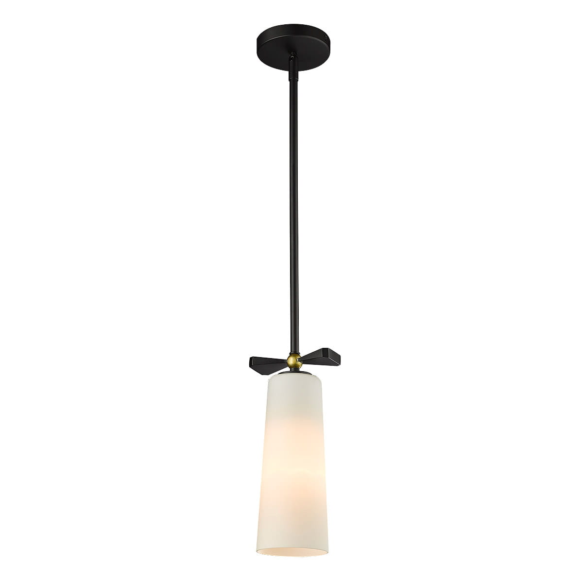 Lampa wisząca Bow w kolorze czarnym i mosiądzu, z cylindrycznym kloszem z matowego szkła. Ujęcie frontalne, zawieszona na cienkim, czarnym drucie. Wysoka, minimalistyczna forma, idealna do nowoczesnych wnętrz.