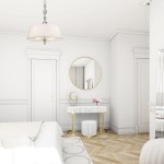 Lampa wisząca Cancun 4-punktowa w kolorze białym z metalowymi akcentami, zawieszona na długim łańcuchu. Widoczna w jasnym, nowoczesnym wnętrzu z okrągłym lustrem i eleganckim stolikiem.