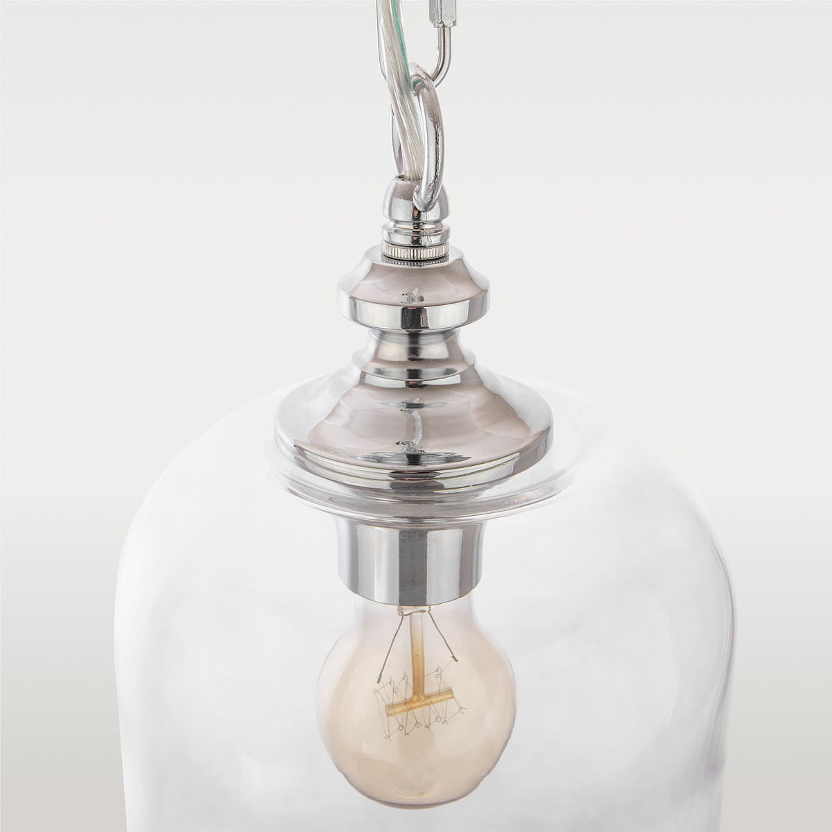 Lampa wisząca Prague 1-punktowa, z chromowanym wykończeniem i przezroczystym kloszem. Zawiera żarówkę mocującą widoczną wewnątrz. Ujęcie z góry, pokazujące detal mocowania i kształt klosza. Tło jasne i jednolite.