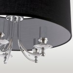 Lampa wisząca Abu Dhabi 5-punktowa w kolorze chromu i czerni. Posiada elegancką, okrągłą, czarną abażur i pięć chromowanych ramion z przejrzystymi osłonami na żarówki, wisząca w pozycji centralnej.