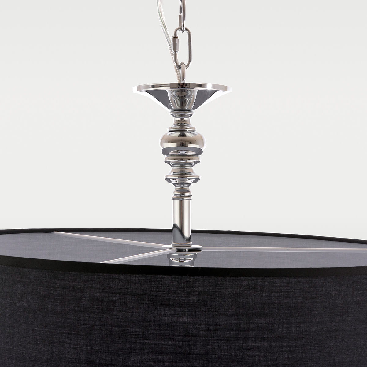 Lampa wisząca Abu Dhabi 5-punktowa, z chromowanym detalem i czarnym abażurem. Ujęcie z góry, ukazujące mocowanie, metalowy element i górną część klosza. Abażur ma teksturowaną powierzchnię, a całość ma elegancki, nowoczesny wygląd.