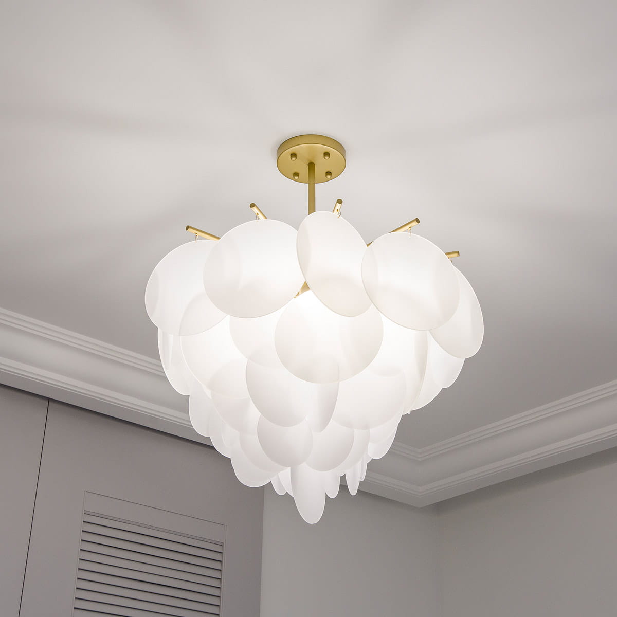 Lampa wisząca Tromso 5-punktowa w kolorze złotym. Posiada okrągłą, białą kloszową konstrukcję z wieloma półprzezroczystymi elementami, zawieszona na złotym stelażu. Widok z dołu, ukazujący detale kloszy. Idealna do nowoczesnych wnętrz.