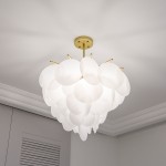 Lampa wisząca Tromso 5-punktowa w kolorze złotym. Posiada okrągłą, białą kloszową konstrukcję z wieloma półprzezroczystymi elementami, zawieszona na złotym stelażu. Widok z dołu, ukazujący detale kloszy. Idealna do nowoczesnych wnętrz.