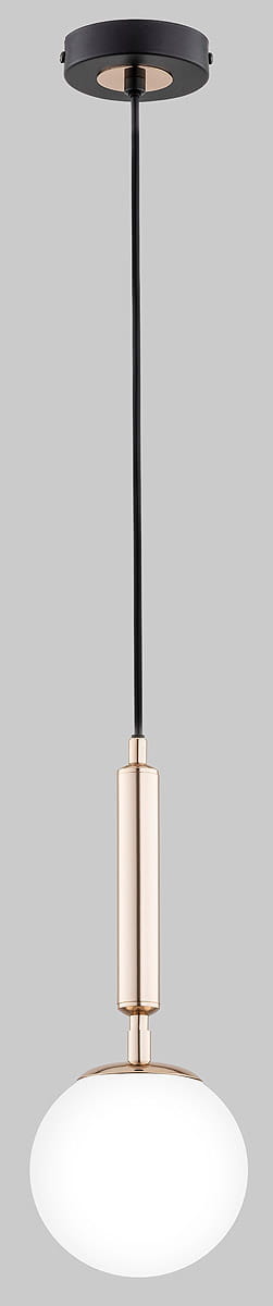 Lampa wisząca Volda Picolo White 1-punktowa, z okrągłym białym kloszem, zawieszona na czarnym przewodzie. Metalowa, złota dekoracja na uchwycie. Montaż sufitowy, minimalistyczny design, przeznaczona do nowoczesnych wnętrz.
