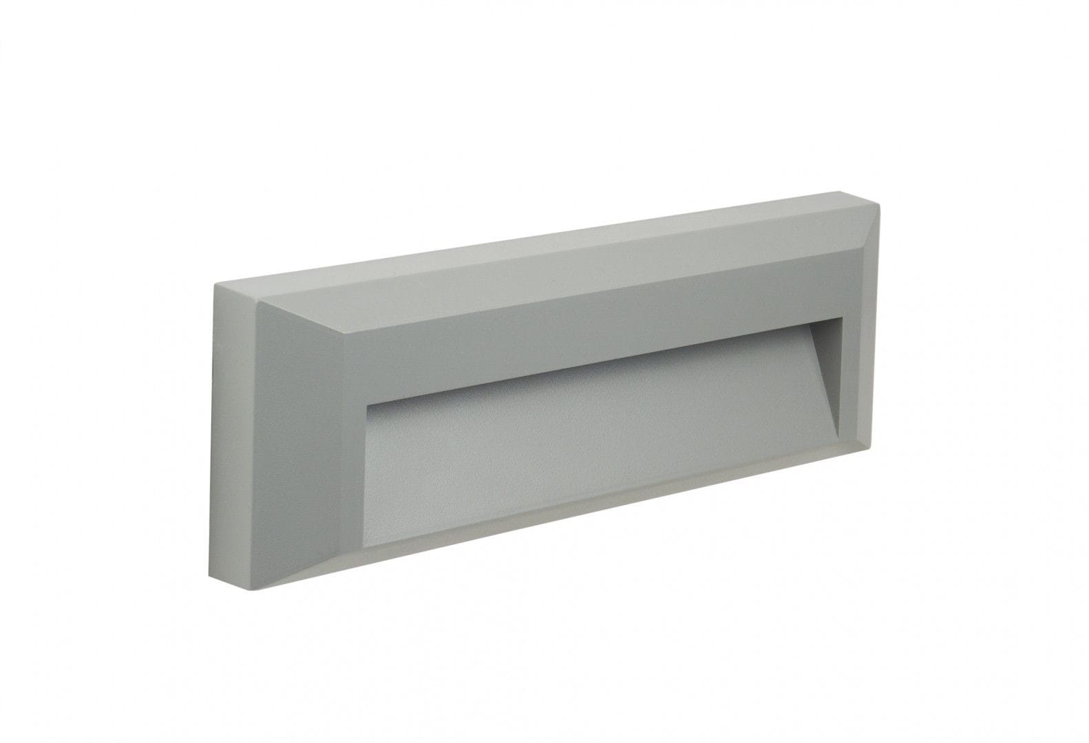 Mur PC LED lampa zewnętrzna elewacyjna w kolorze szarym, o prostokątnym kształcie z wycięciem na źródło światła. Ujęcie z boku, pokazujące fakturę obudowy oraz gładką powierzchnię. Produkt przeznaczony do montażu na elewacji budynku.