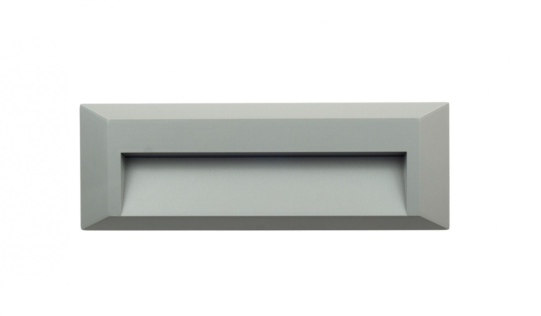 Szara lampa elewacyjna Mur PC LED 2502A, w prostokątnym kształcie, z płaskim frontem i lekko wklęsłym wnętrzem. Produkt ukazany frontalnie na jasnym tle, bez widocznych napisów czy logo. Idealna do montażu na zewnątrz.