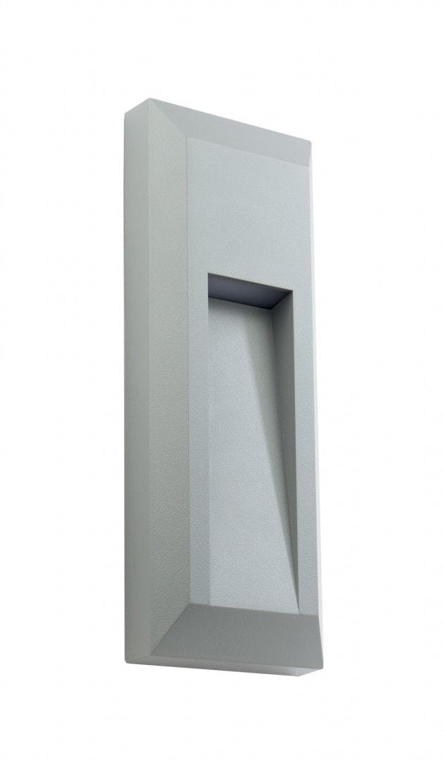 Mur PC LED lampa zewnętrzna elewacyjna w kolorze szarym, o prostokątnym kształcie z wcięciem na środkowej części. Lampa zamontowana pionowo, z teksturowaną powierzchnią. Idealna do oświetlenia elewacji budynków.