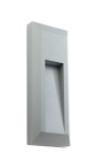 Mur PC LED lampa zewnętrzna elewacyjna w kolorze szarym, o prostokątnym kształcie z wcięciem na środkowej części. Lampa zamontowana pionowo, z teksturowaną powierzchnią. Idealna do oświetlenia elewacji budynków.