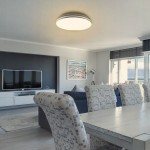 Plafon Kiro LED D38 w kolorze białym i chromowanym, z czujnikiem ruchu, o mocy 24W i temperaturze barwowej 4000K. Zawieszony na suficie, o okrągłym kształcie, w nowoczesnym wnętrzu z jasnym stołem i krzesłami.