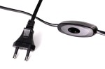 Zbliżenie na czarny kabel z wtyczką elektryczną oraz włącznikiem. Wtyczka ma dwa bolce, a włącznik jest prostokątny, z zaokrąglonymi krawędziami. Kabel jest gładki i elastyczny, co ułatwia jego układanie.