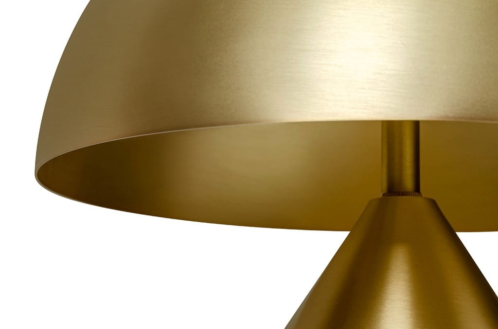 Lampa biurkowa Fungo z dwoma punktami świetlnymi, wykonana w kolorze złotym/mosiądzu. Widoczny klosz w kształcie stożka z matowym wykończeniem oraz podstawa o podobnej fakturze, utrzymana w eleganckim stylu.