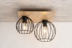 Czarna lampa sufitowa 2-punktowa z metalowymi kloszami w formie siatki, umocowana na prostokątnej podstawie w kolorze dąb. Ujęcie frontalne, lampa zamontowana na gładkim, jasnym tle. Widoczne żarówki w kloszach.