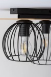 Czarna lampa sufitowa 2-punktowa z metalowymi kloszami w kształcie siatki, odsłaniającymi żarówki. Montaż pod sufitem, z drewnianym akcentem. Widok z dołu, ukazujący detale konstrukcji i źródła światła.