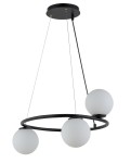 Czarna lampa wisząca Gama Koło z trzema mlecznymi kulami, zawieszona na cienkich linkach. Okrągła podstawa mocująca na suficie, minimalistyczny design, idealna do nowoczesnych wnętrz.