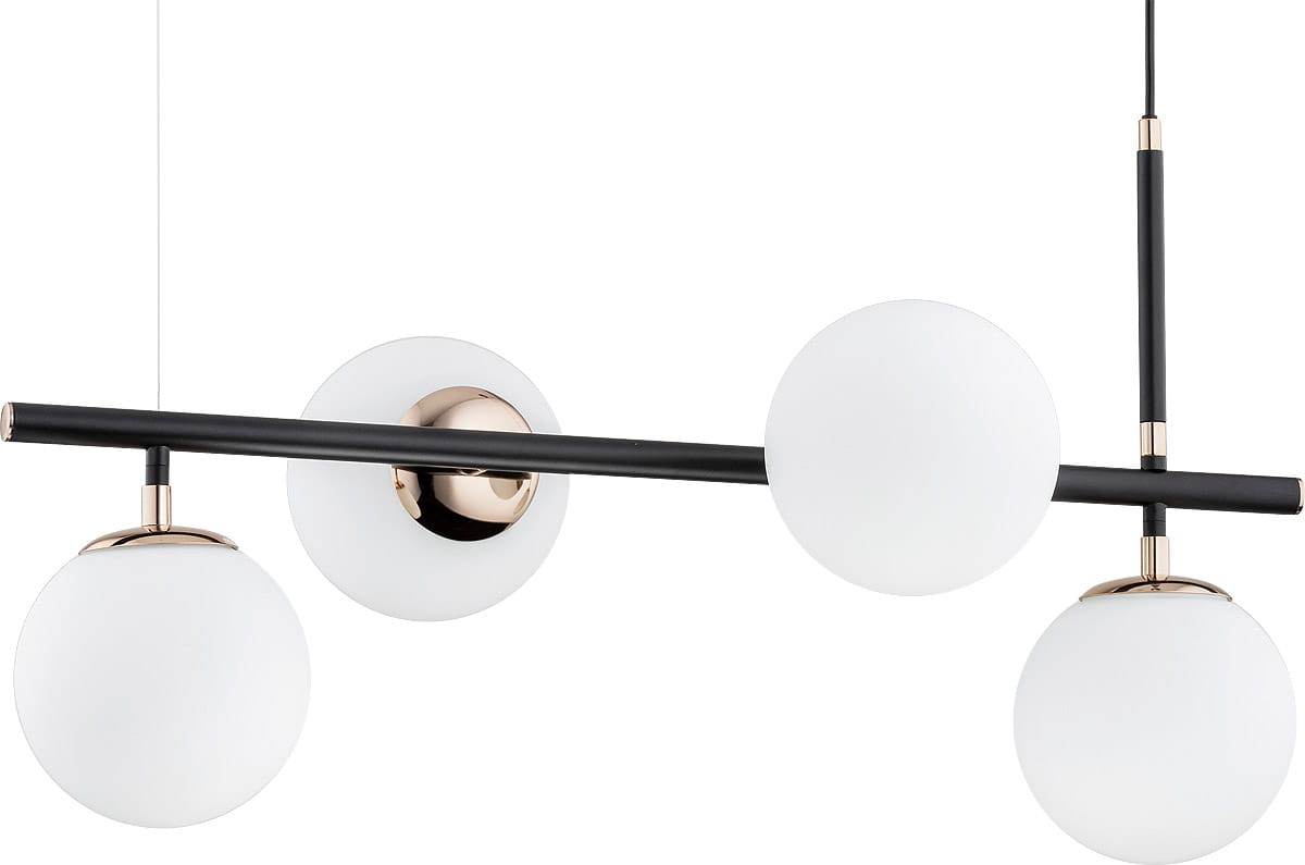 Lampa wisząca Fiore White 4-punktowa w kolorze czarnym i złotym. Składa się z czterech białych, okrągłych kloszy z matowego szkła zawieszonych na czarnej metalowej konstrukcji. Ujęcie z przodu, ukazujące równomierne rozmieszczenie kloszy.