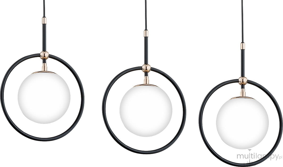 Lampa wisząca Akira 3-punktowa w kolorze czarnym i złotym. Składa się z trzech okrągłych kloszy z białego szkła zawieszonych w czarnych obręczach. Ujęcie frontalne ukazuje równą wysokość kloszy, zawieszonych na cienkich kablach.