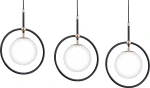 Lampa wisząca Akira 3-punktowa w kolorze czarnym i złotym. Składa się z trzech okrągłych kloszy z białego szkła zawieszonych w czarnych obręczach. Ujęcie frontalne ukazuje równą wysokość kloszy, zawieszonych na cienkich kablach.