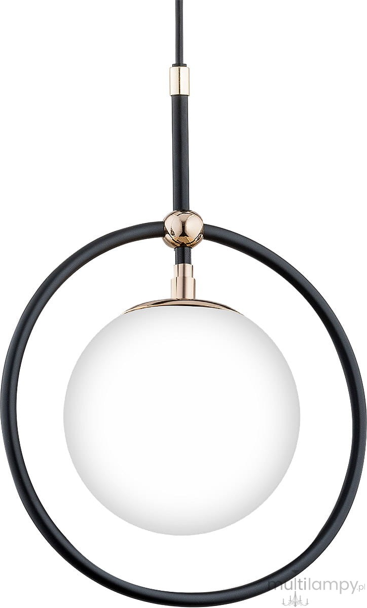 Lampa wisząca Akira 1-punktowa w kolorze czarnym i złotym. Okrągła, biała kula z opalizującego szkła zawieszona w czarnym metalowym okręgu. Złote detale przy mocowaniu. Produkt wisi pionowo, na jednolitym tle.