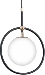 Lampa wisząca Akira 1-punktowa w kolorze czarnym i złotym. Okrągła, biała kula z opalizującego szkła zawieszona w czarnym metalowym okręgu. Złote detale przy mocowaniu. Produkt wisi pionowo, na jednolitym tle.
