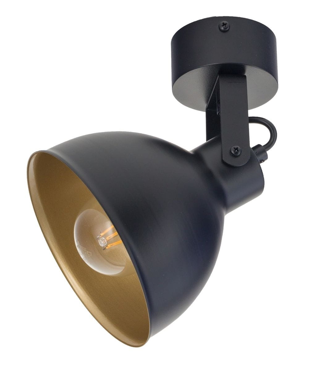 Czarna lampa sufitowa typu spot z metalowym kloszem o złotym wnętrzu. Zainstalowana na okrągłej podstawie, widok z boku. Klosz ma kształt stożkowaty, z widoczną żarówką w środku. Idealna do nowoczesnych wnętrz.