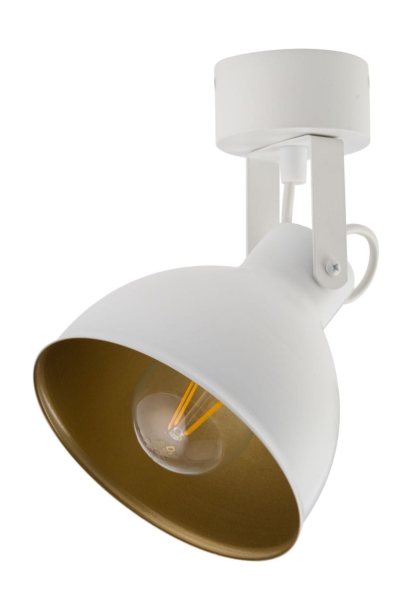Biała lampa sufitowa typu spot z złotym wnętrzem klosza, zamontowana na okrągłej podstawie. Ujęcie pod kątem, ukazujące detal żarówki i regulację kierunku światła. Nowoczesny design odpowiedni do różnych wnętrz.
