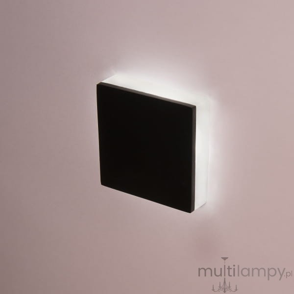 LED oprawa schodowa Lesel 008A L w kształcie kwadratu, w kolorze czarnym z białą ramką, zamontowana na ścianie. Emituje delikatne światło, idealna do oświetlenia schodów lub korytarzy. Ujęcie frontalne.