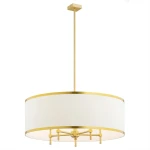 Lampa wisząca Abbano 5-punktowa w kolorze białym i złotym, okrągła, z metalowym stelażem i pięcioma źródłami światła. Wisi na długim, cienkim przewodzie z prostokątnym mocowaniem. Prosta, elegancka forma z dekoracyjnym złotym wykończeniem.