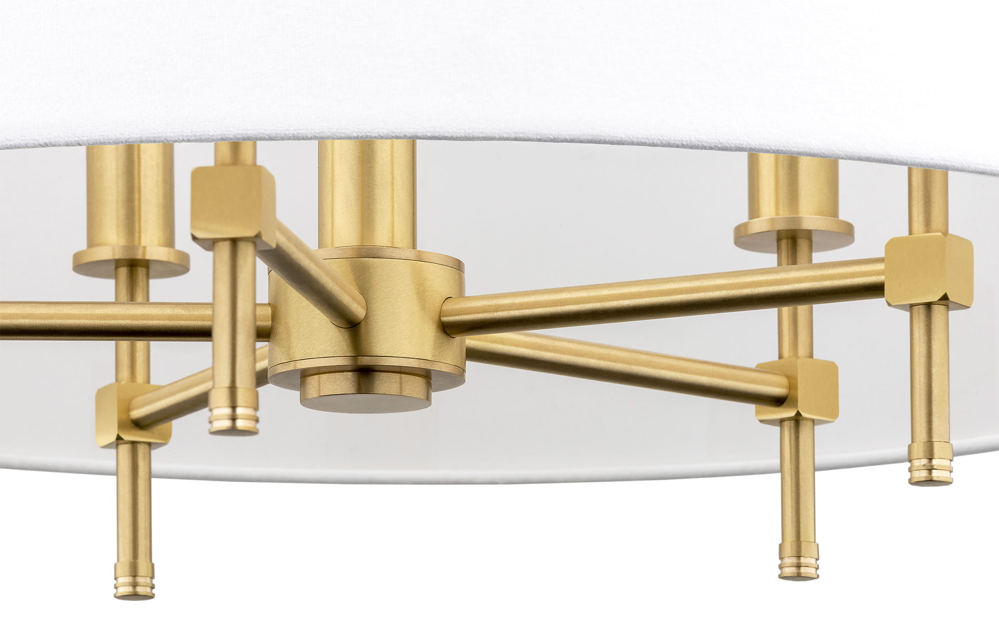 Biała lampa wisząca Abbano, 5-punktowa, z metalowymi, złotymi detalami. Widoczny jest centralny element z sześcioma ramionami, na których umieszczone są oprawki. Lampa ma okrągły, biały klosz, co nadaje jej minimalistyczny charakter.